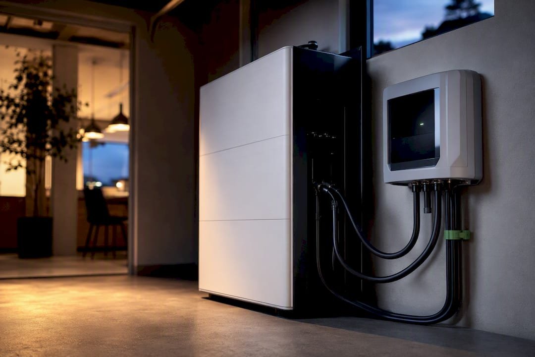Deel van de thuisbatterij zichtbaar in de hoek van de garage
