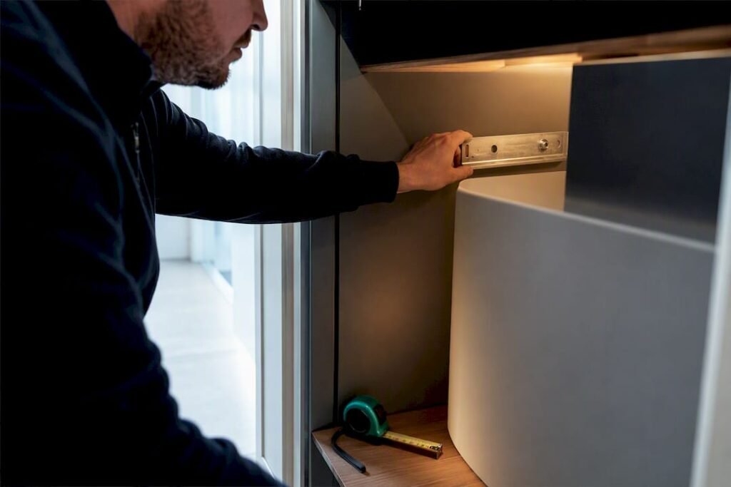 Monteur controleert de bevestiging van de thuisbatterij