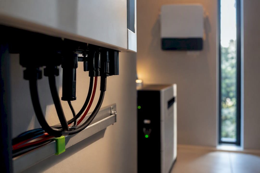Detail van een hybride omvormer tijdens de installatie