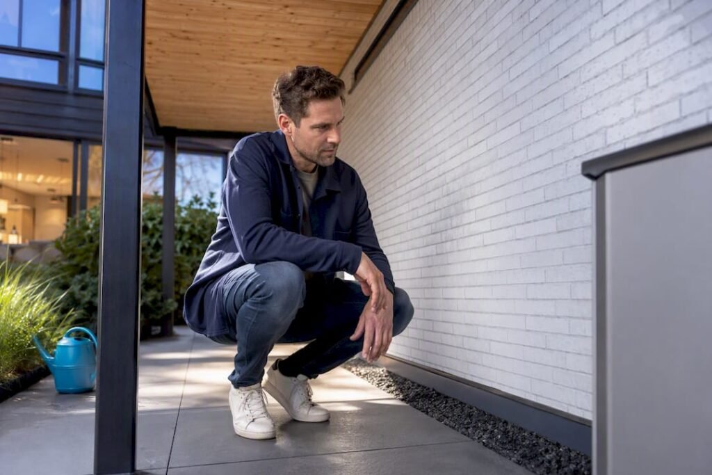 Beschutte plek voor een thuisbatterij buiten