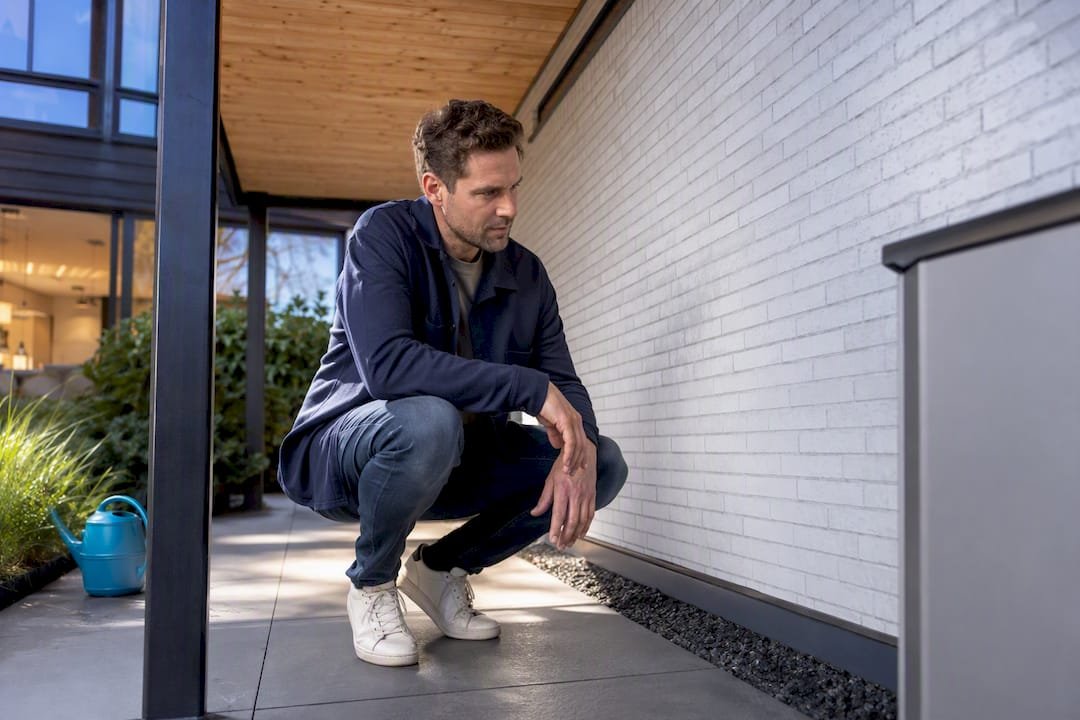 Beschutte plek voor een thuisbatterij buiten