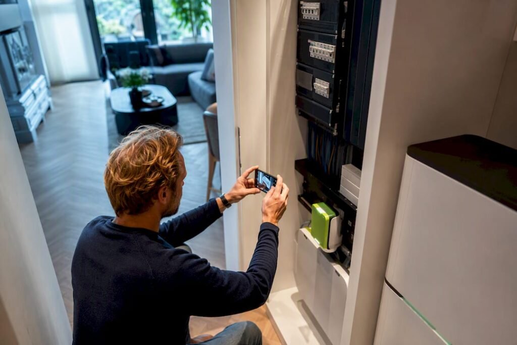 Huiseigenaar inspecteert de meterkast voordat de installatie begint